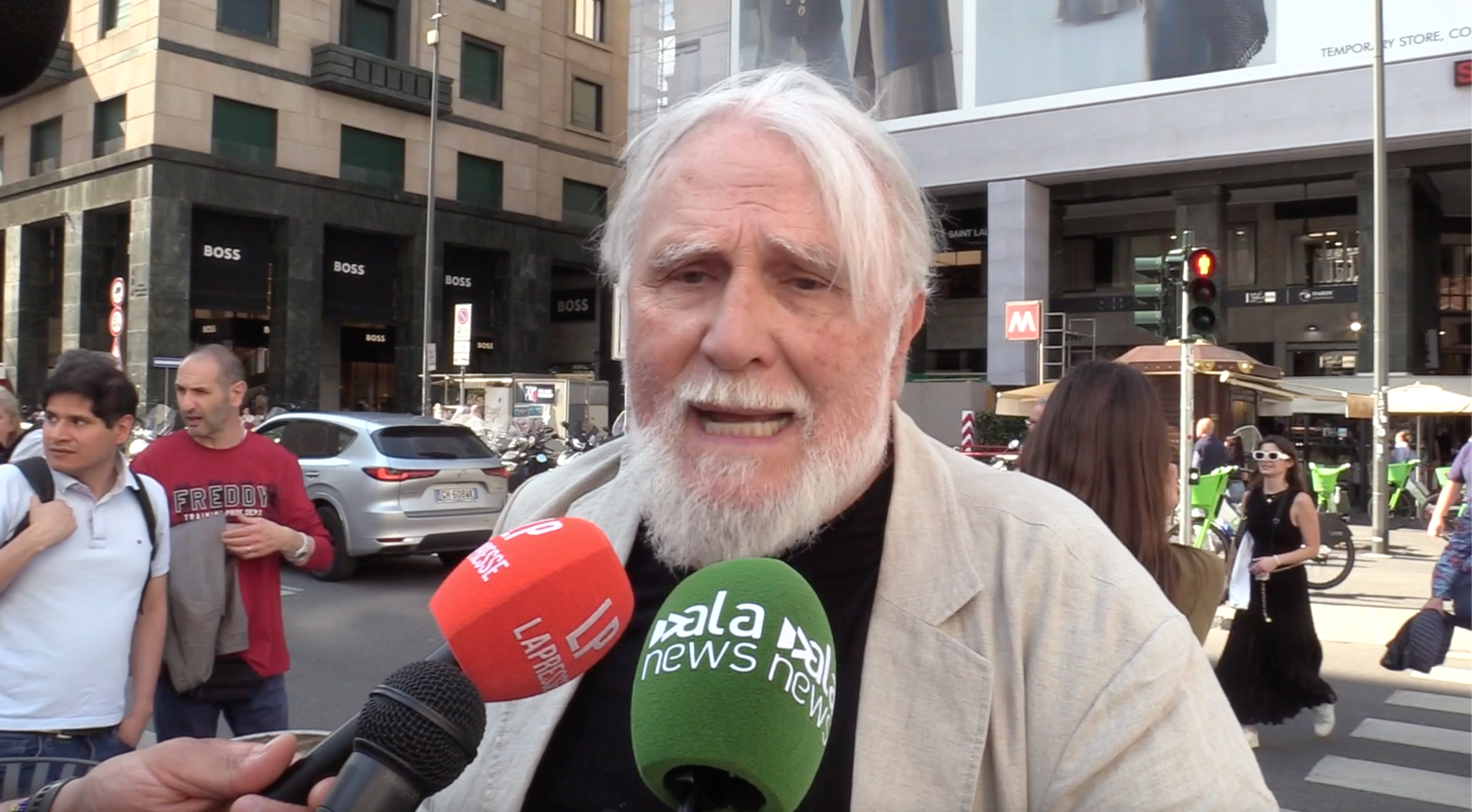Moni Ovadia alla manifestazione contro il riarmo: “Deluso da scarsa partecipazione, dobbiamo alzare la voce” Moni Ovadia alla manifestazione contro il riarmo: “Deluso da scarsa partecipazione, dobbiamo alzare la voce”