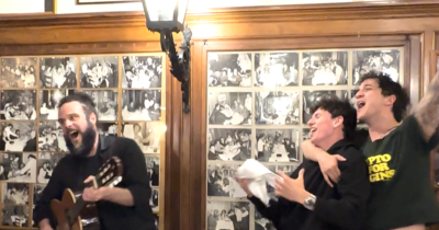 Copertina di Tananai scatenato tra gli stornelli romani e un piatto di carbonara: “Pronto per il tour estivo e arriva una canzone per l’estate, la canto da solo” – IL VIDEO