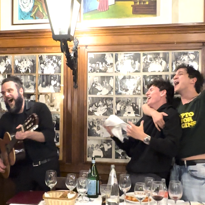 Tananai scatenato tra gli stornelli romani e un piatto di carbonara: “Pronto per il tour estivo e arriva una canzone per l’estate, la canto da solo” – IL VIDEO