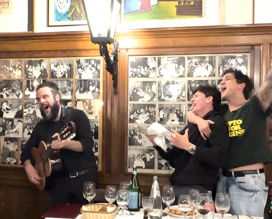 Tananai scatenato tra gli stornelli romani e un piatto di carbonara: “Pronto per il tour estivo e arriva una canzone per l’estate, la canto da solo” – IL VIDEO Tananai scatenato tra gli stornelli romani e un piatto di carbonara: “Pronto per il tour estivo e arriva una canzone per l’estate, la canto da solo” – IL VIDEO