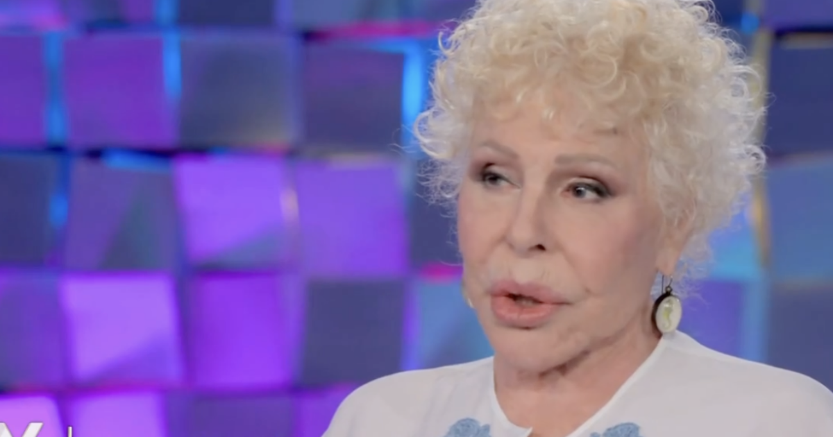 “La morte è vicina, facile pensarlo a 90 anni. Vivo sola da tanti anni, ho deciso così. A volte mi manca la condivisione e una carezza”: parla Ornella Vanoni