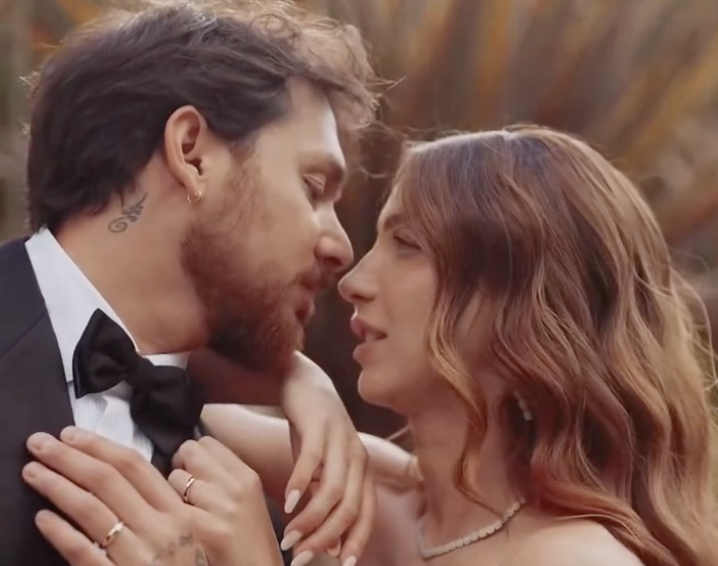 Andrea Cerioli e Arianna Cirrincione sono marito e moglie: la coppia si è conosciuta nel 2019 a “Uomini & Donne” e l’anno scorso è nata Allegra Andrea Cerioli e Arianna Cirrincione sono marito e moglie: la coppia si è conosciuta nel 2019 a “Uomini & Donne” e l’anno scorso è nata Allegra