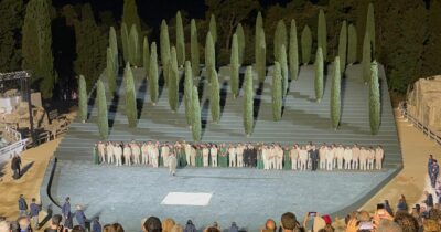 Copertina di "Per Gaza, per tutti i bambini e le vittime di una guerra atroce": gli attori delle rappresentazioni classiche di Siracusa manifestano sul palco - IL VIDEO