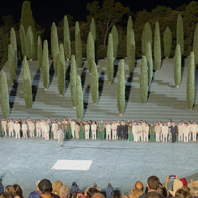 “Per Gaza, per tutti i bambini e le vittime di una guerra atroce”: gli attori delle rappresentazioni classiche di Siracusa manifestano sul palco – IL VIDEO