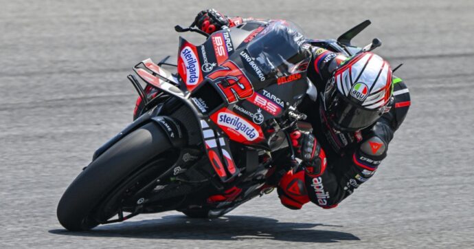 MotoGp, Bezzecchi trionfa a Silverstone davanti a Zarco e Marc Marquez. Bagnaia cade e si ritira