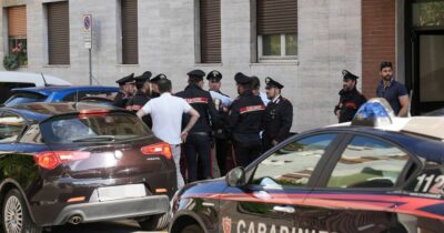 Copertina di Legnano, 35enne trovata morta in casa con un coltello nella schiena. Caccia al killer