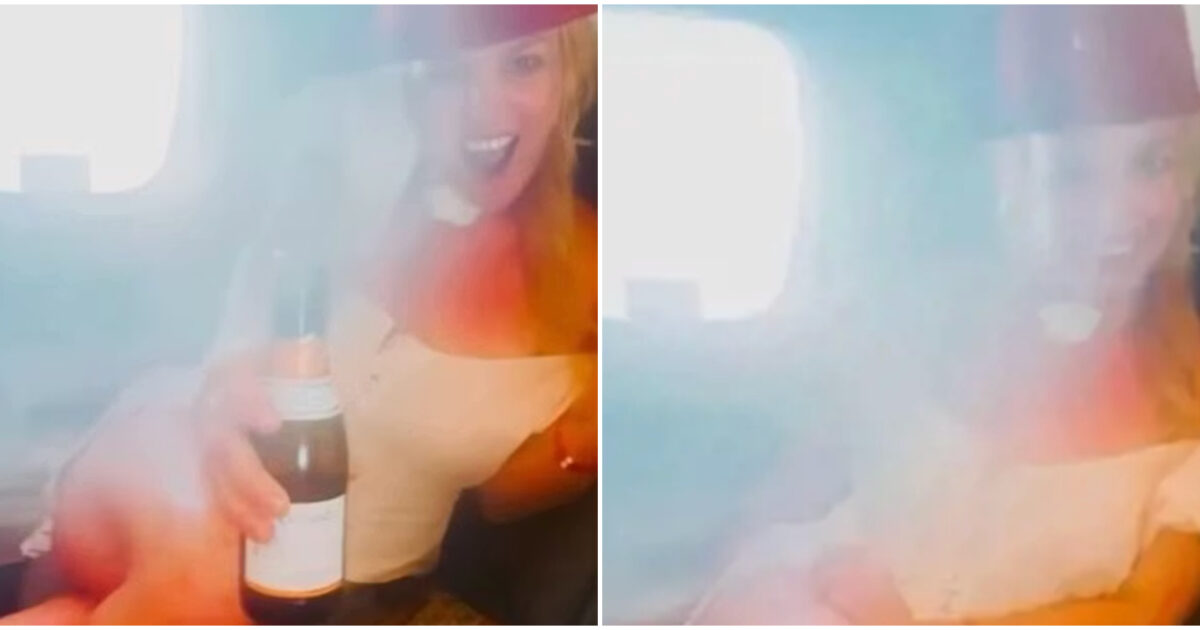 Britney Spears fuorilegge e scatenata in aereo: beve vodka e si accende una sigaretta. Poi le scuse: “Non pensavo non si potesse fare, ma è stato divertente” Britney Spears fuorilegge e scatenata in aereo: beve vodka e si accende una sigaretta. Poi le scuse: “Non pensavo non si potesse fare, ma è stato divertente”