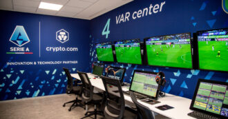 Copertina di Var, la denuncia contro la “bussata” di Rocchi: ecco l’audio incriminato | L’arbitro sta guardando i replay e all’improvviso cambia idea