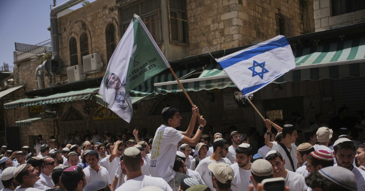 a gerusalemme israeliani aggrediscono commercianti musulmani al grido di morte agli arabi da Ilfattoquotidiano.it a gerusalemme israeliani aggrediscono commercianti musulmani al grido di morte agli arabi