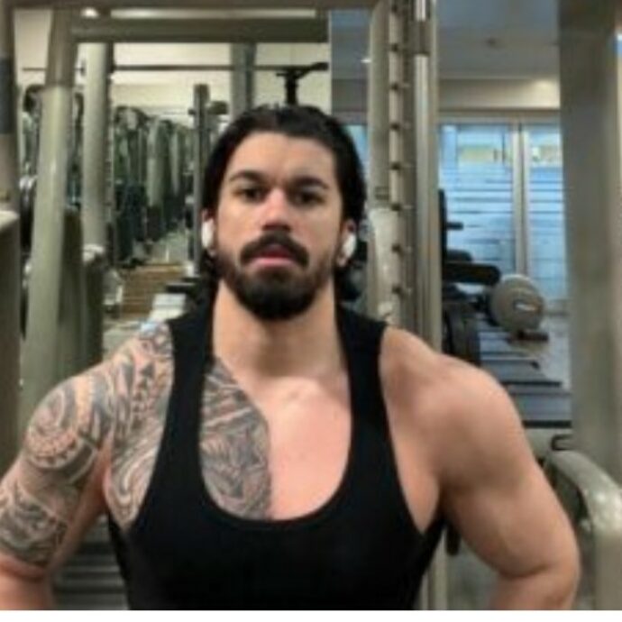 “Bastano 2 settimane senza palestra per vanificare 6 mesi di sforzi”: i 5 consigli del trainer dei vip Ione Acosta per l’estate
