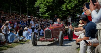 Copertina di Concorso d’Eleganza Villa D’este, vince l’Alfa Romeo Tipo B del ’34. Coppa d’Oro alla Bmw 507 del ’57