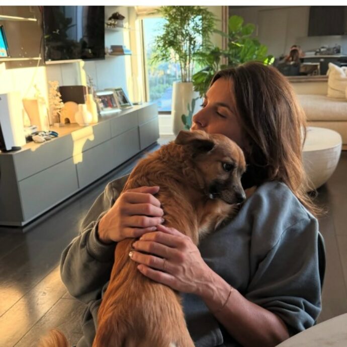 “Il mio cuore è a pezzi. Skyler ti ha portato lo stesso al guinzaglio anche se non c’eri”: il dolore di Elisabetta Canalis per la morte del cane Charlie