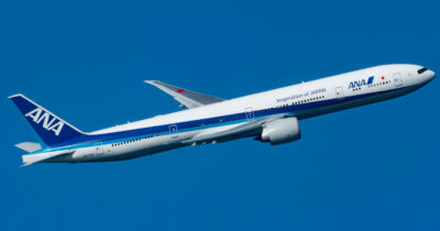 Copertina di “Sono costretto a dirottare l’aereo, un passeggero ha tentato di aprire il portellone”: l’annuncio choc del pilota durante il volo di ritorno dal Giappone