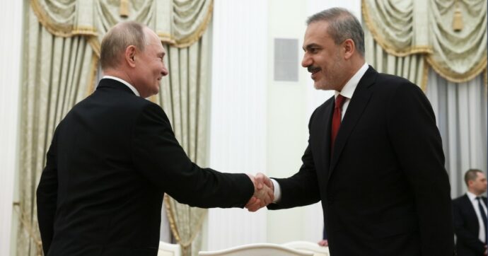 Ucraina, Putin riceve il ministro degli Esteri turco Fidan. “Sul tavolo un 2° round di negoziati a Istanbul”