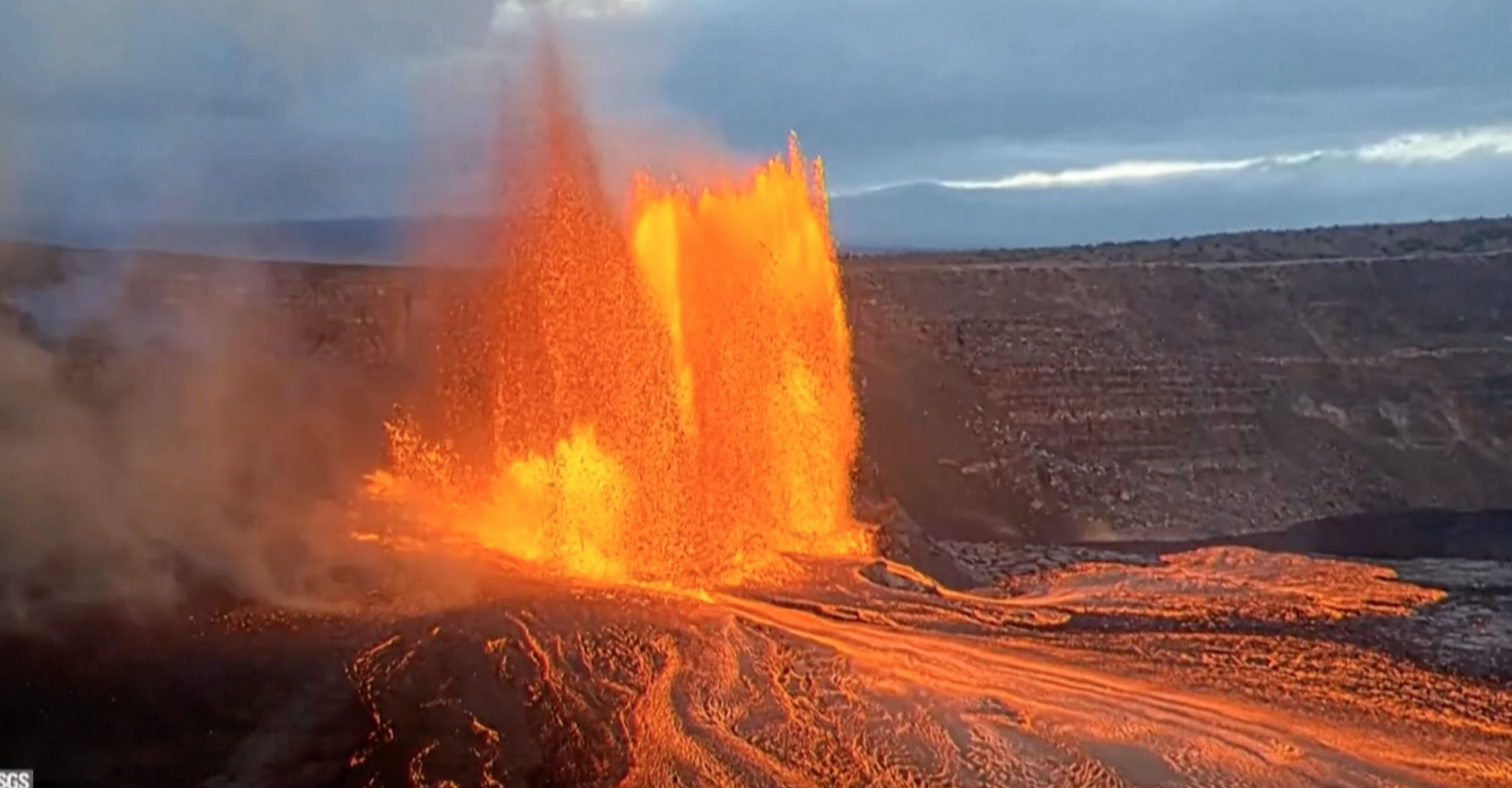 Erutta alle Hawaii il vulcano Kilauea: le spettacolari fontane di lava