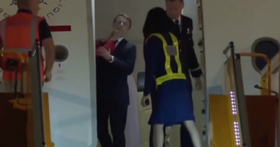 Copertina di Macron prende una manata in faccia dalla moglie Brigitte: l’imbarazzo all’arrivo in Vietnam. L’Eliseo minimizza (ma non nega)