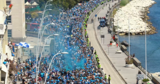 Copertina di Scudetto del Napoli, via Caracciolo è già un delirio di tifosi per la parata dei giocatori: atteso il pullman