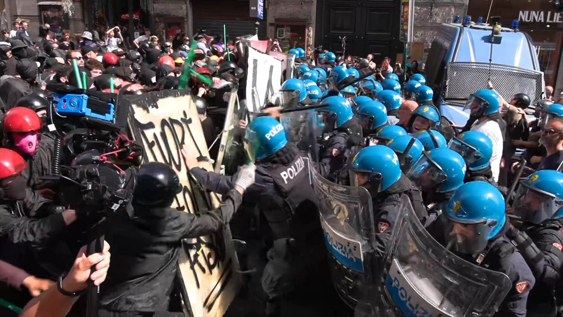 corteo contro il decreto sicurezza scontri con la polizia il video della carica e delle tensioni a roma