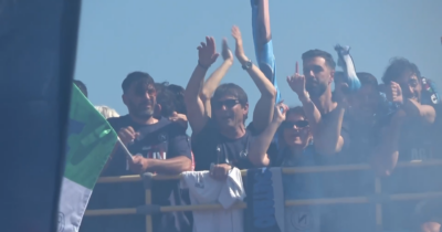 Copertina di Scudetto del Napoli, Conte e De Laurentiis scatenati. E Di Lorenzo mostra la coppa: tifosi in delirio alla sfilata dei giocatori