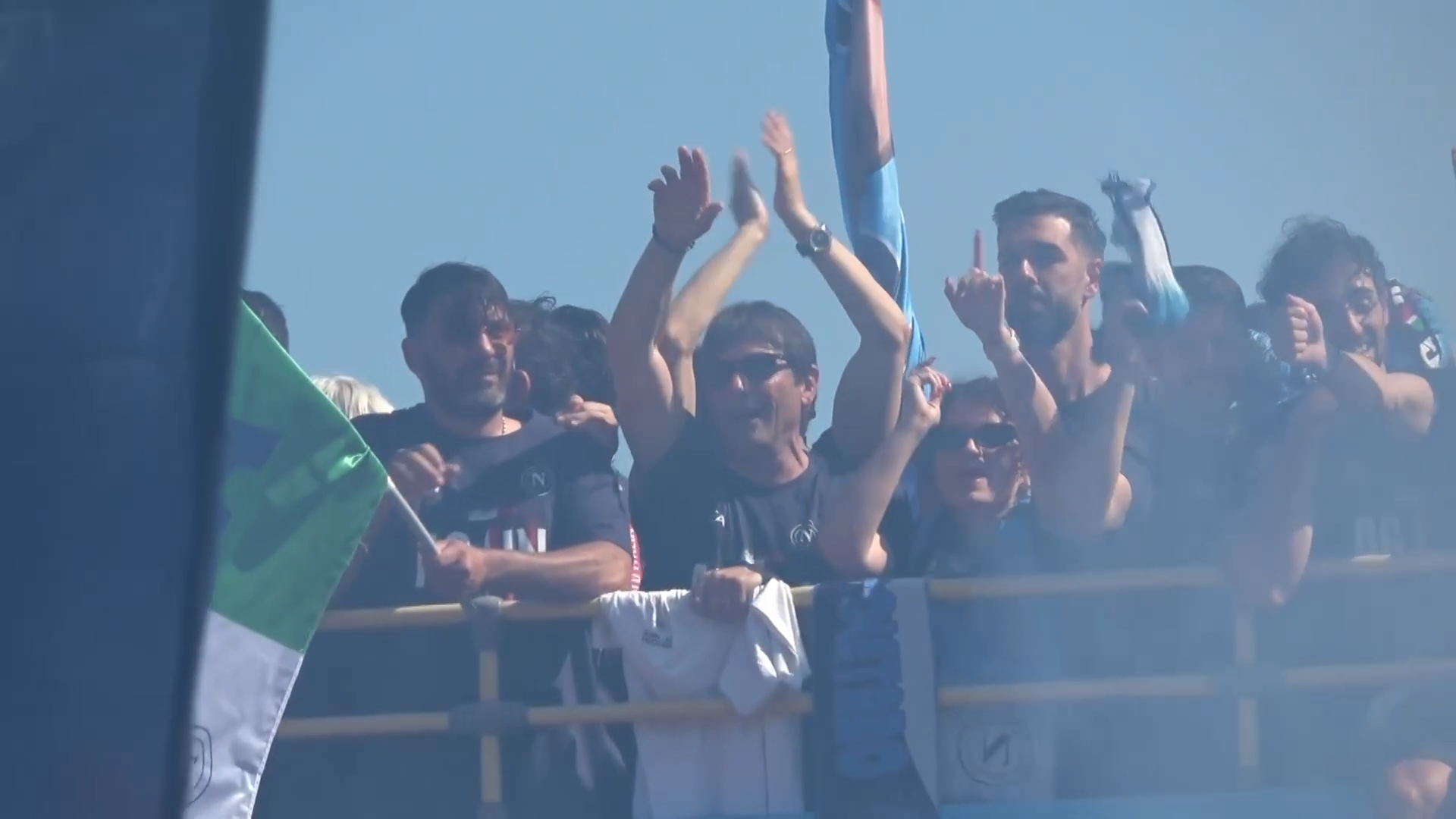 scudetto del napoli conte e de laurentiis scatenati e di lorenzo mostra la coppa tifosi in delirio alla sfilata dei giocatori
