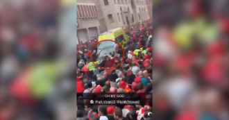 Copertina di Il video dell’auto che investe i tifosi del Liverpool alla parata per la vittoria del campionato: le urla e la fuga delle persone