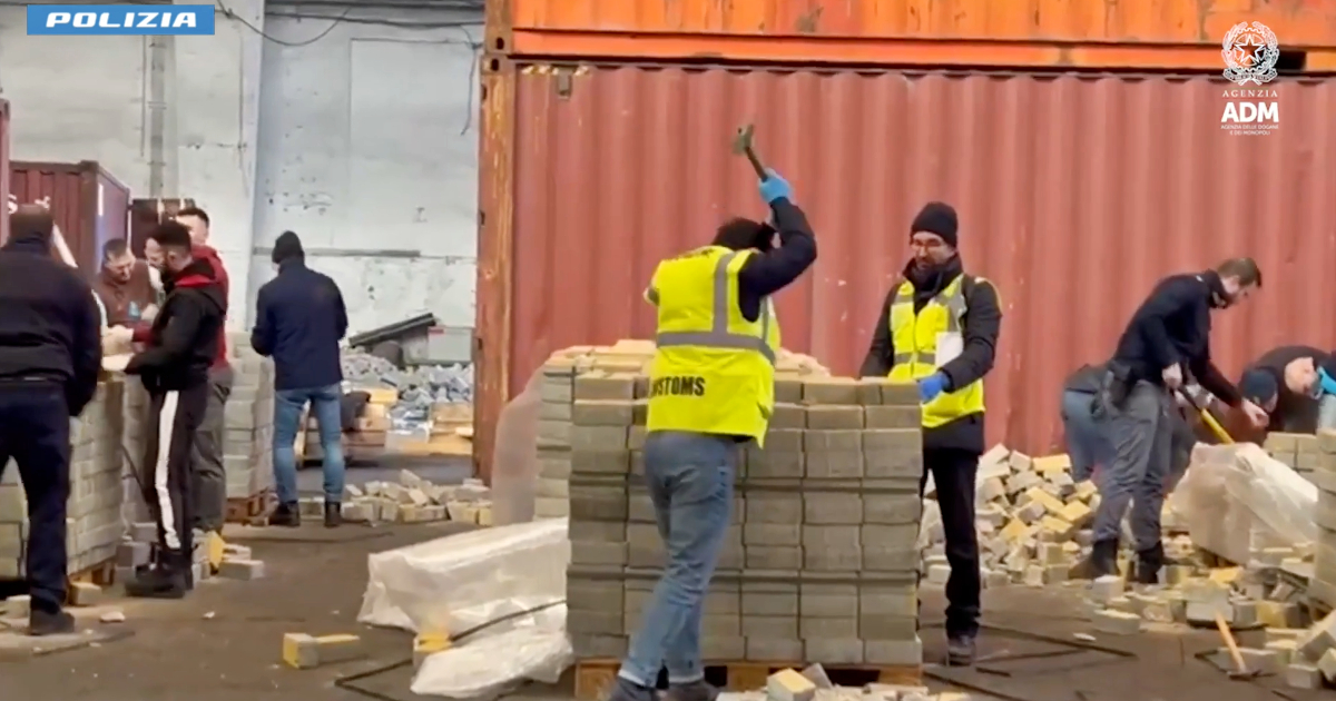 Eroina nascosta in 60mila mattoni di cemento: maxi sequestro nel porto di Genova. Il video della scoperta Eroina nascosta in 60mila mattoni di cemento: maxi sequestro nel porto di Genova. Il video della scoperta