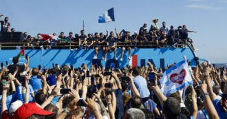 Napoli campione d’Italia e… di inciviltà. Ma questa sfilata si doveva fare proprio di lunedì?