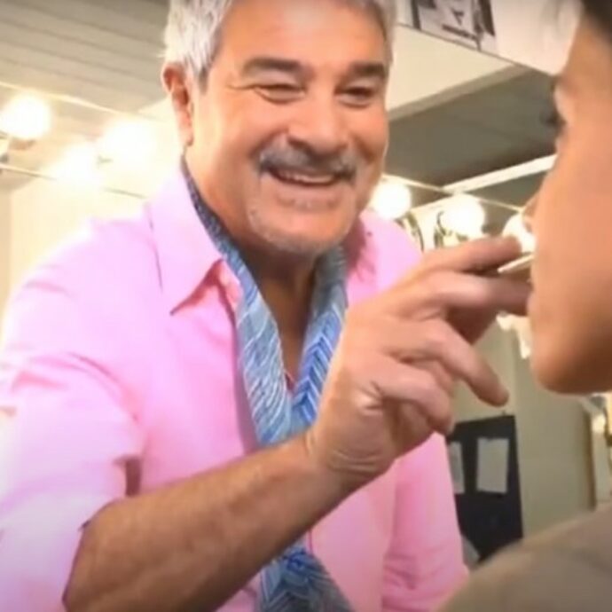 “Odore di naftalina, dal 1990 è tutto”, “Inaccettabili rappresentazioni così tossiche e stereotipate della comunità gay sul servizio pubblico”: il nuovo spot con Pino Insegno fa discutere