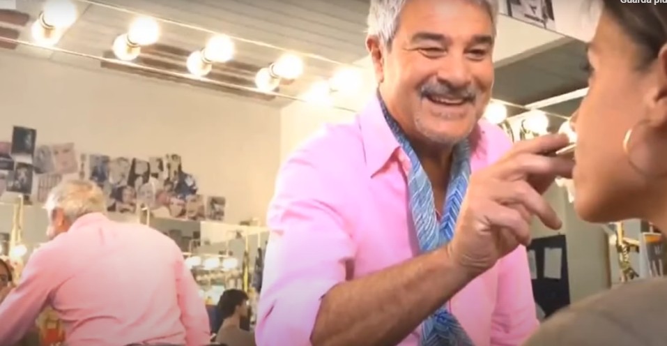 “Odore di naftalina, dal 1990 è tutto”, “Inaccettabili rappresentazioni così tossiche e stereotipate della comunità gay sul servizio pubblico”: il nuovo spot con Pino Insegno fa discutere