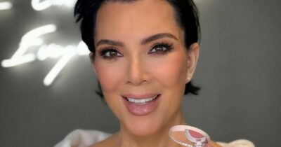 Copertina di A 69 anni si mostra con un look rinnovato: “I lifting al viso dal suo chirurgo partono da 45 mila euro”. Ecco il ‘segreto’ di Kris Jenner