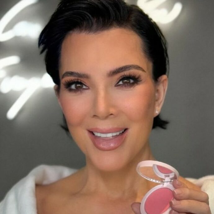 A 69 anni si mostra con un look rinnovato: “I lifting al viso dal suo chirurgo partono da 45 mila euro”. Ecco il ‘segreto’ di Kris Jenner