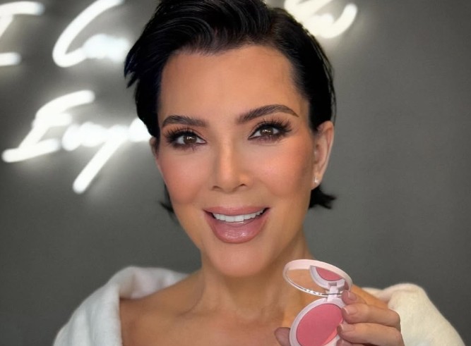 A 69 anni si mostra con un look rinnovato: “I lifting al viso dal suo chirurgo partono da 45 mila euro”. Ecco il ‘segreto’ di Kris Jenner