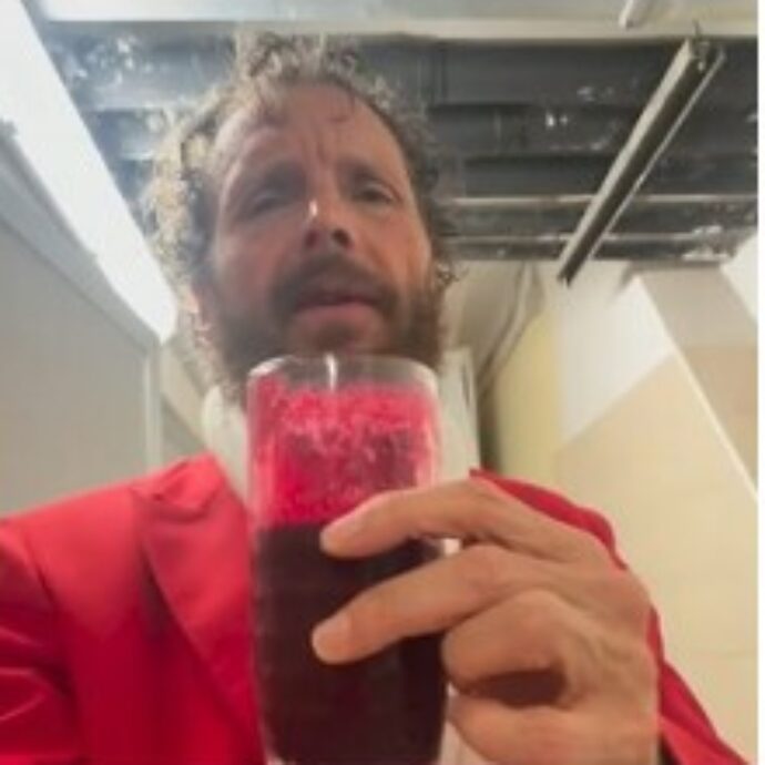 Dopo le ‘ova alla Jova’ arriva la bevanda post concerto: “Mi hanno detto che fa molto bene dopo i grandi sforzi, mi fido”