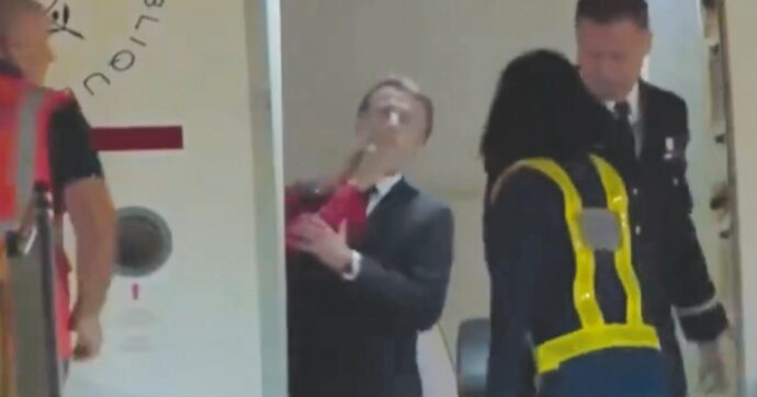 “Manata” di Brigitte a Macron sull’aereo, Eliseo: “Uno scherzo”