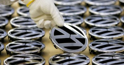 Copertina di Volkswagen, il Ceo: “Tagliare altri 50 mila posti per essere competitivi”. Veto di sindacati e azionista pubblico