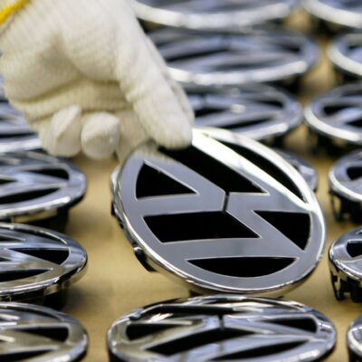 Copertina di Volkswagen, il Ceo: “Tagliare altri 50 mila posti per essere competitivi”. Veto di sindacati e azionista pubblico