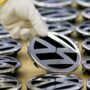 Copertina di Volkswagen, il Ceo: “Tagliare 50.000 posti di lavoro per essere competitivi”. Il veto di sindacati e azionariato pubblico