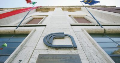 Copertina di Conti e bagarre nel governo. Il Cnr rischia il commissario