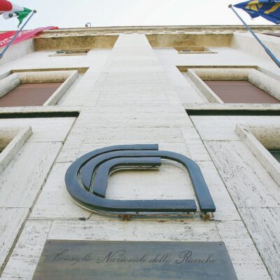 Copertina di Conti e bagarre nel governo. Il Cnr rischia il commissario