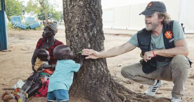 Copertina di Alessio Boni racconta l’Uganda che non ci si aspetta: “Primo Paese in Africa per accoglienza e integrazione dei migranti. Altro che Italia”