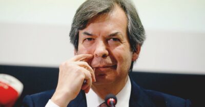 Copertina di Carlo Messina (ad Intesa): prima i poveri, poi le armi