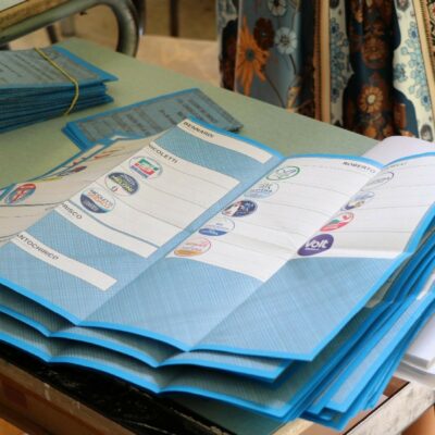 Copertina di Sorpresa Comunali: l’affluenza ha tenuto,  il campo largo vince