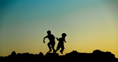 Copertina di Giornata mondiale dei bambini scomparsi, in Italia 64 segnalazioni al giorno. I dati di Telefono Azzurro