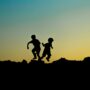 Copertina di Giornata mondiale dei bambini scomparsi, in Italia 64 segnalazioni al giorno. I dati di Telefono Azzurro