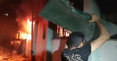 Copertina di Gaza, la scuola Fahmi Al-Jarjawi in fiamme dopo il raid israeliano: i tentativi disperati di soccorso