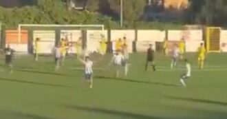 Copertina di Neanche in un film: il portiere segna in rovesciata al 118esimo, l’incredibile epilogo dello spareggio salvezza in Puglia | Video