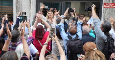 Copertina di Bella ciao e il corteo improvvisato fino in Comune, il videoracconto della vittoria di Salis a Genova: “Punita la destra arrogante”