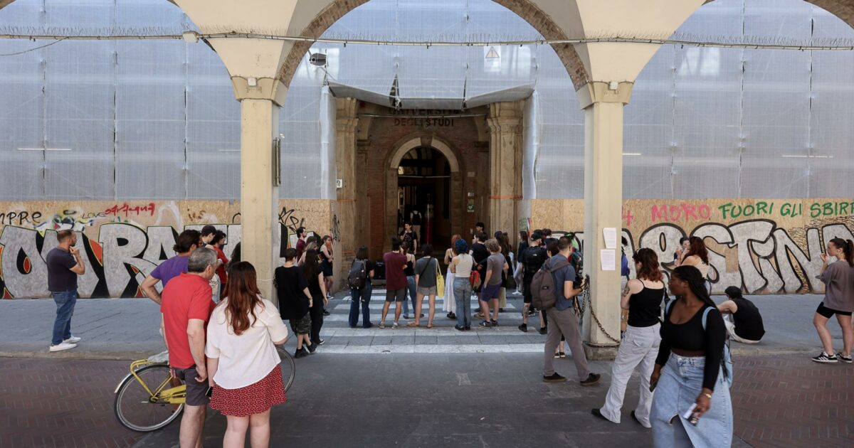 l università di bologna denuncia 10 studenti per l occupazione di un aula repressione contro chi si mobilita da Ilfattoquotidiano.it l università di bologna denuncia 10 studenti per l occupazione di un aula repressione contro chi si mobilita