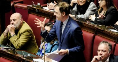 Copertina di Scudo criminale ai servizi, l’odg M5s al decreto Sicurezza: “Il Copasir controlli i nuovi poteri degli agenti infiltrati”