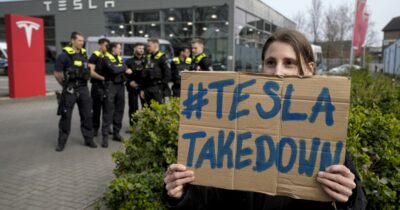 Copertina di Tesla affonda, vendite dimezzate in Europa ad aprile con un mercato dell'elettrico a + 34%